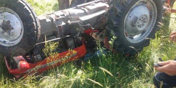 Tarlada devrilen traktörün altında kalan sürücü, öldü