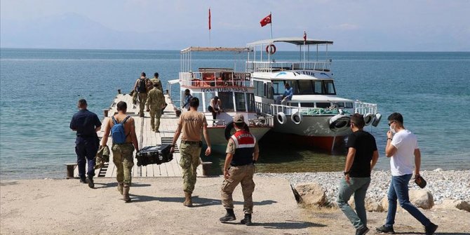 Van Gölü'nde batan teknedeki cesetlerin çıkarılması için çalışmalar sürüyor