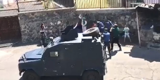 Çocuklarını bıçakla rehin alan baba, biber gazıyla etkisiz hale getirildi