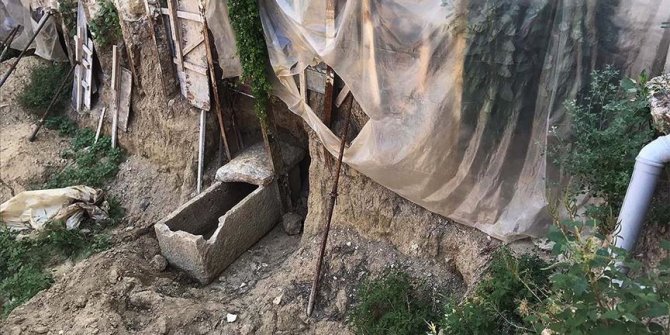 İzmir'de inşaat kazısında 2 bin yıllık altın taç ve mezar kalıntıları bulundu