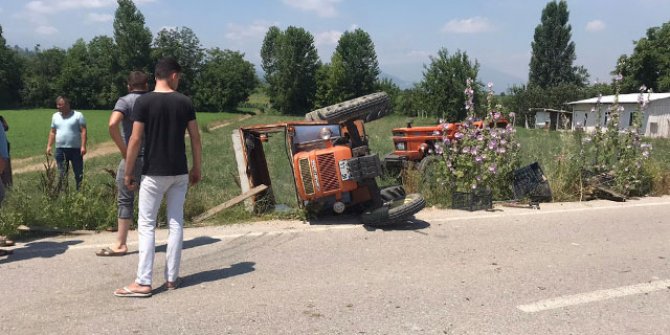 Bursa'da kamyonet, traktöre çarptı: 1 yaralı 