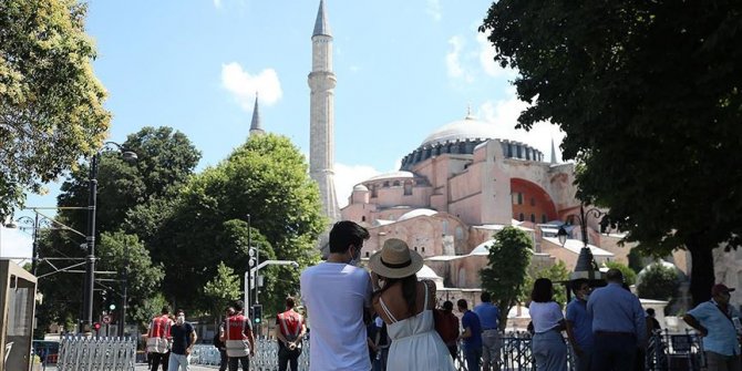 Ayasofya Camisi'ne yerli ve yabancı turistlerden yoğun ilgi