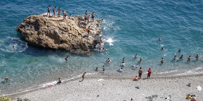 Antalya'da nemden bunalanlar sahillerde yoğunluk oluşturdu