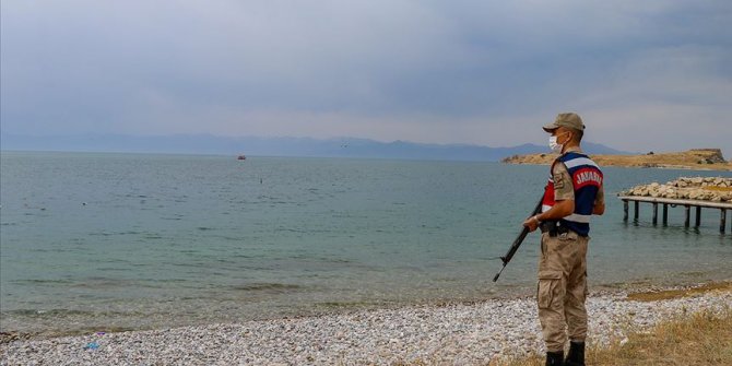 Göçmen kaçakçıları güvenlik koridorunu aşmak için Van Gölü'nü kullanıyor