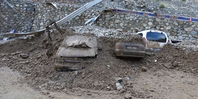 Artvin'de sel sularına kapılarak kaybolan 3 kişiden birinin cansız bedeni çıkarıldı