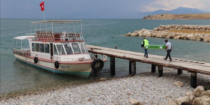 Van Gölü'nde batan teknedeki cesetlerin çıkarılması çalışmalarına ara verildi