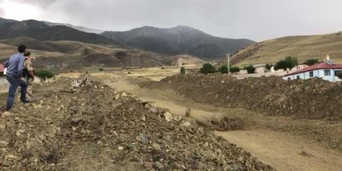 Erzincan'da sağanak sonrası derelerden çamur aktı