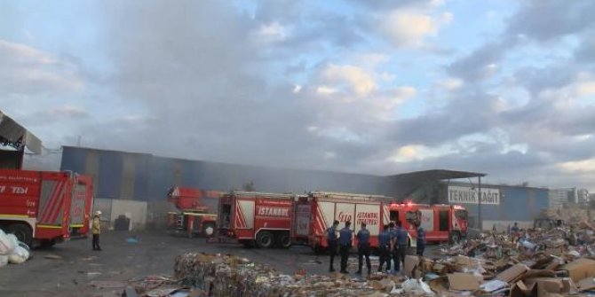 Beylikdüzü'nde kağıt deposunda yangın