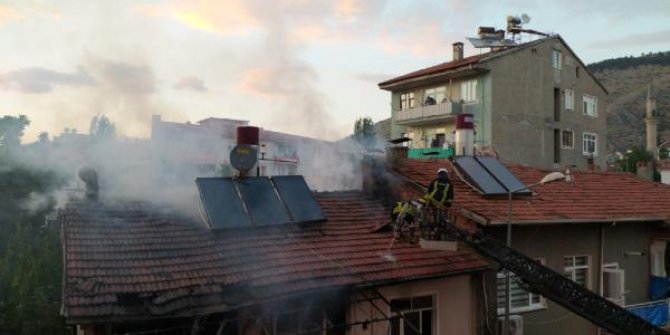 Tokat'ta 2 katlı ev, çıkan yangında kullanılmaz hale geldi