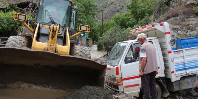 Oltu’da binlerce dönüm arazi sular altında kaldı