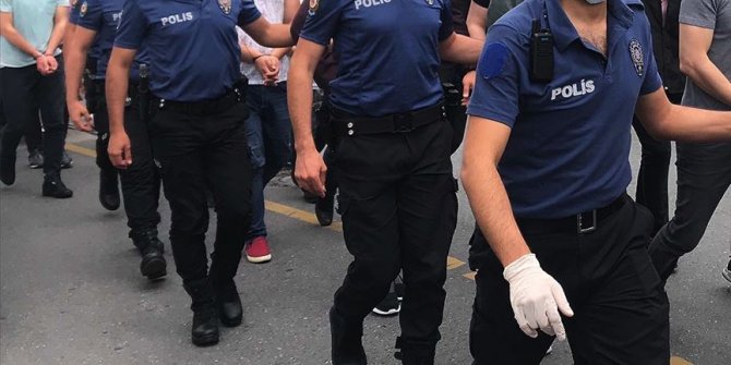 İzmir'de FETÖ'nün hücre evlerine düzenlenen operasyonda 25 kişi gözaltına alındı