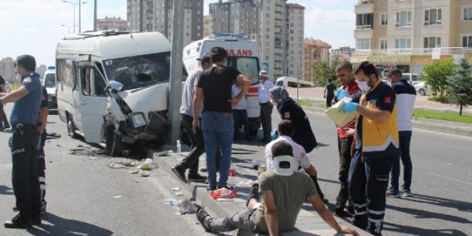 Kayseri'de kamyon, işçi servisine çarptı: 10 yaralı