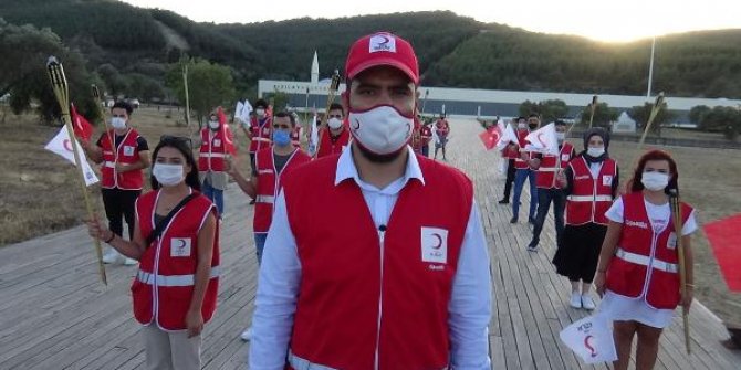 Kızılay gönüllüleri, 15 Temmuz şehitleri için saygı yürüyüşü yapıp, demokrasi nöbeti tuttu
