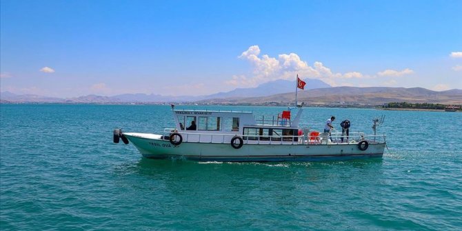 Van'da balıkçılar 90 gün sonra 'vira bismillah' diyerek göle ağlarını bıraktı