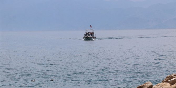 Van Gölü'nde batan teknedeki cesetlerin çıkarılması çalışmaları yeniden başladı