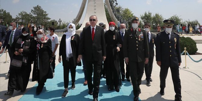 Cumhurbaşkanı Erdoğan 15 Temmuz Şehitler Abidesi'ne çiçek bıraktı