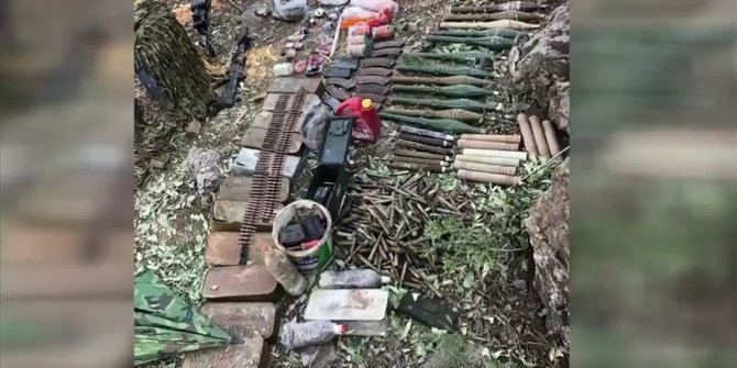 Pençe-Kaplan Operasyonu'nda bir tünelde çok sayıda silah ve mühimmat ele geçirildi
