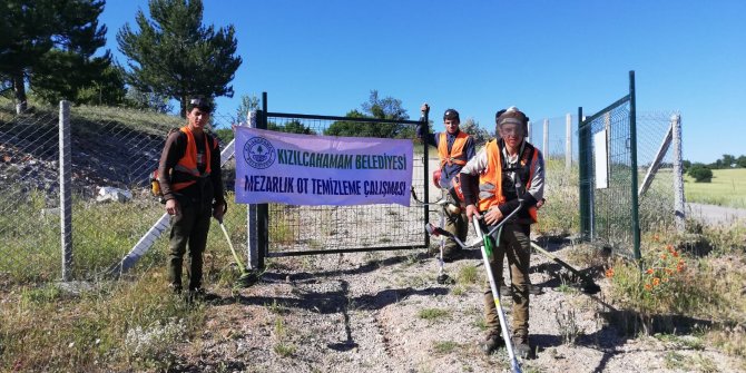 Mezarlıklara bayram temizliği