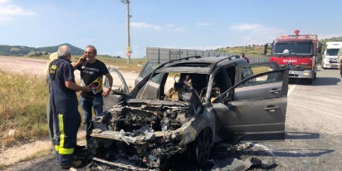 Seyir halinde alev alan otomobil yandı