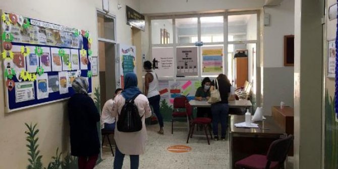Veliler okul bahçesinde öğretmen seçimi için beklerken virüsü unuttu