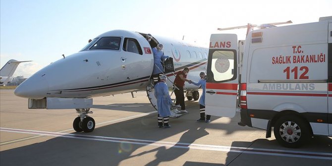 Kırgızistan'da Kovid-19 tedavisi gören 4 Türk vatandaşı ambulans uçakla yurda getirildi