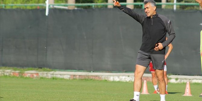 Teknik direktör Mehmet Altıparmak, üzdüğü takımları Süper Lig'e çıkarıyor