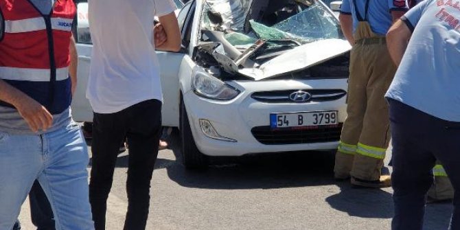 Kamyonun çıkan tekerleği 2 otomobile çarptı