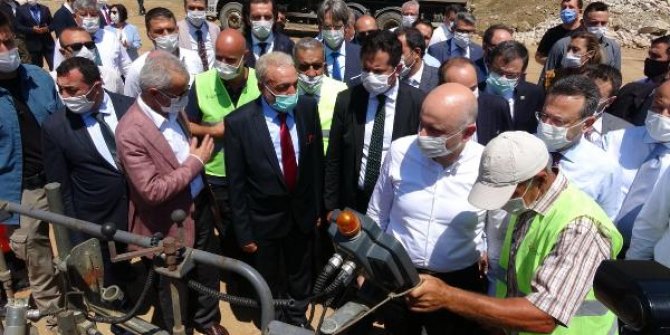 Bakan Karaismailoğlu, karayolu şantiyesinde incelemelerde bulundu
