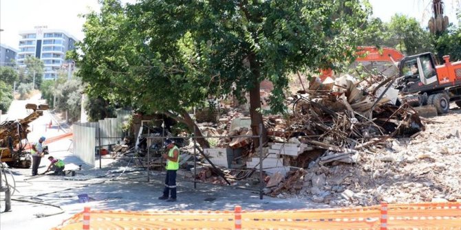 İzmir'de metro inşaatı nedeniyle iş yerinde hasar meydana geldi