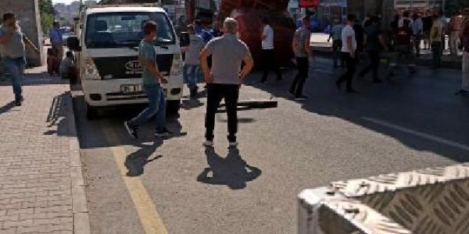 Ankara'da demir yüklü kamyon, metre köprüsü altında sıkıştı