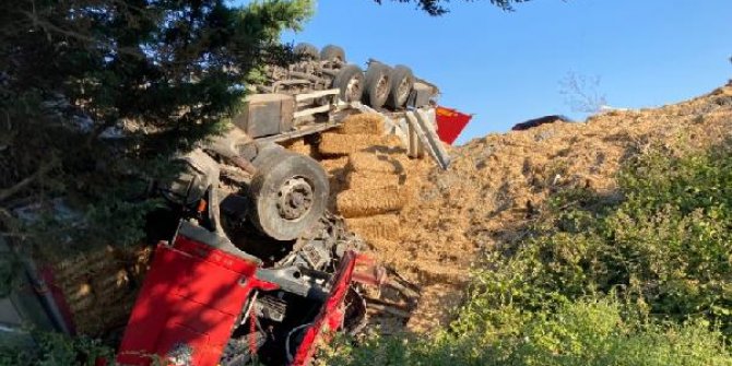 Arnavutköy'de saman yüklü kamyon devrildi