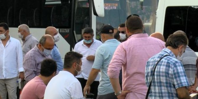 Çok sayıda dolmuş şoförü İBB önünde eylem yaptı