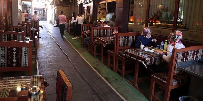 Lokanta, restoran, kafe, kıraathane, çay bahçesi gibi işletmelerin çalışma saati kısıtlamaları kaldırıldı