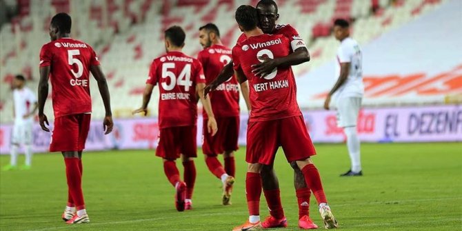 Sivasspor'un yüzü evinde güldü