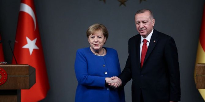 Türkiye'ye yaptırıma Merkel freni