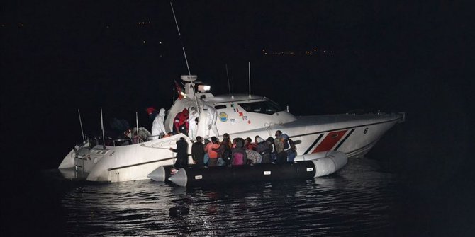 Çanakkale ve Balıkesir açıklarında 74 sığınmacı kurtarıldı