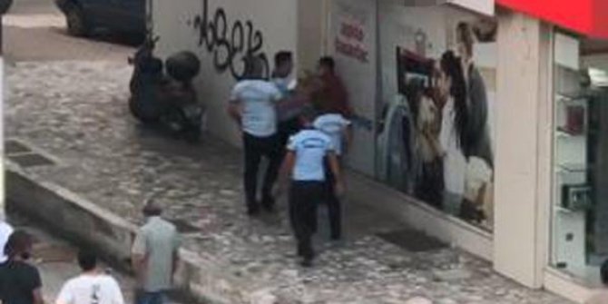 Zabıtalar seyyar satıcıyı darbetti
