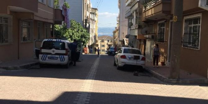 Kuyumcu kuryesinin aracından altın dolu çanta çalındı