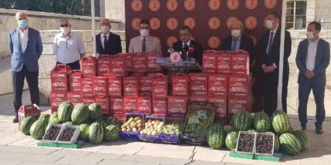 AK Parti'li Yağcı'dan, TBMM'de sebzeli- meyveli basın toplantısı
