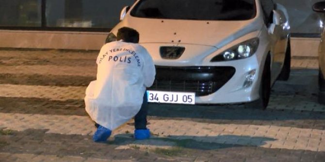 Pendik'te park halindeki otomobili kurşunladılar