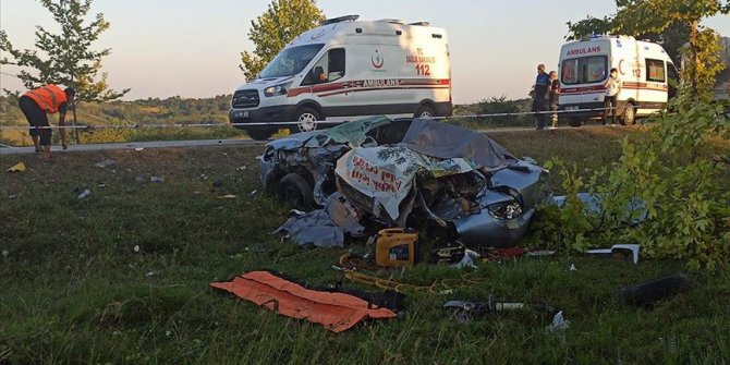 Kocaeli'de kamyonla çarpışan otomobildeki 5 kişi hayatını kaybetti