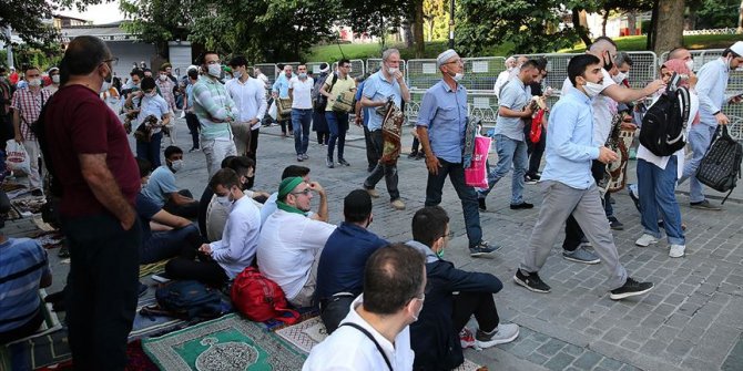 Vatandaşlar, sabah namazında Ayasofya-i Kebir Cami-i Şerifi'ne akın etti