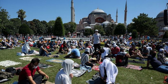 Ayasofya-i Kebir Camii çevresindeki namaz kılma alanlarının dolması üzerine girişler durduruldu