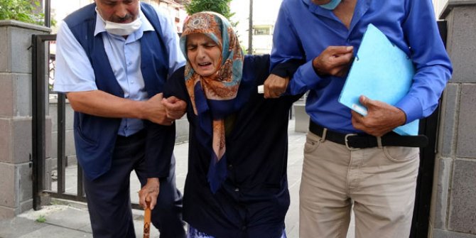 87 yaşındaki annesini dövüp sokağa attı