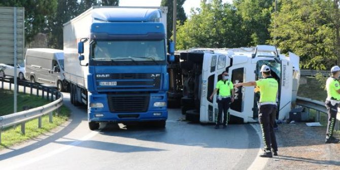 Adapazarı'nda sac yüklü TIR devrildi
