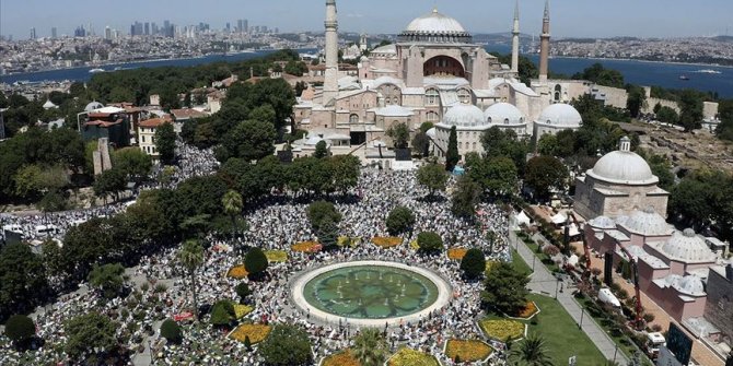 Ayasofya-i Kebir Cami-i Şerifi'ndeki ilk cuma namazı dünya basınında yankı buldu