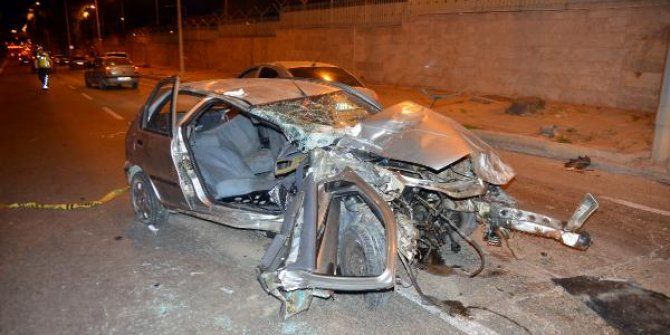 Adana'da, kontrolden çıkan otomobil refüjdeki ağaca çarptı