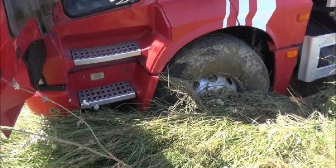 Silivri'de yangına müdahale eden itfaiye aracı çamura saplandı