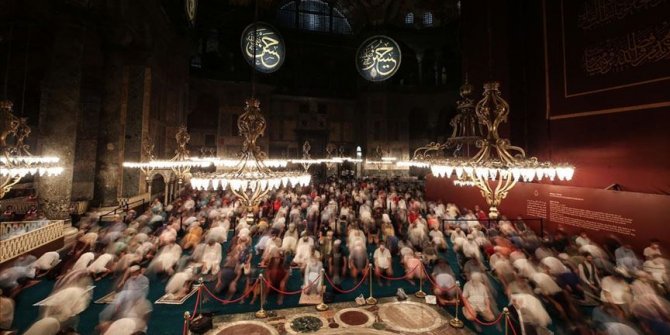 Ayasofya-i Kebir Camii vatandaşlar ve turistlerin akınına uğruyor