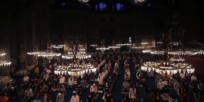 Ayasofya-i Kebir Cami-i Şerifi'nde sabah namazı yoğun katılımla kılındı